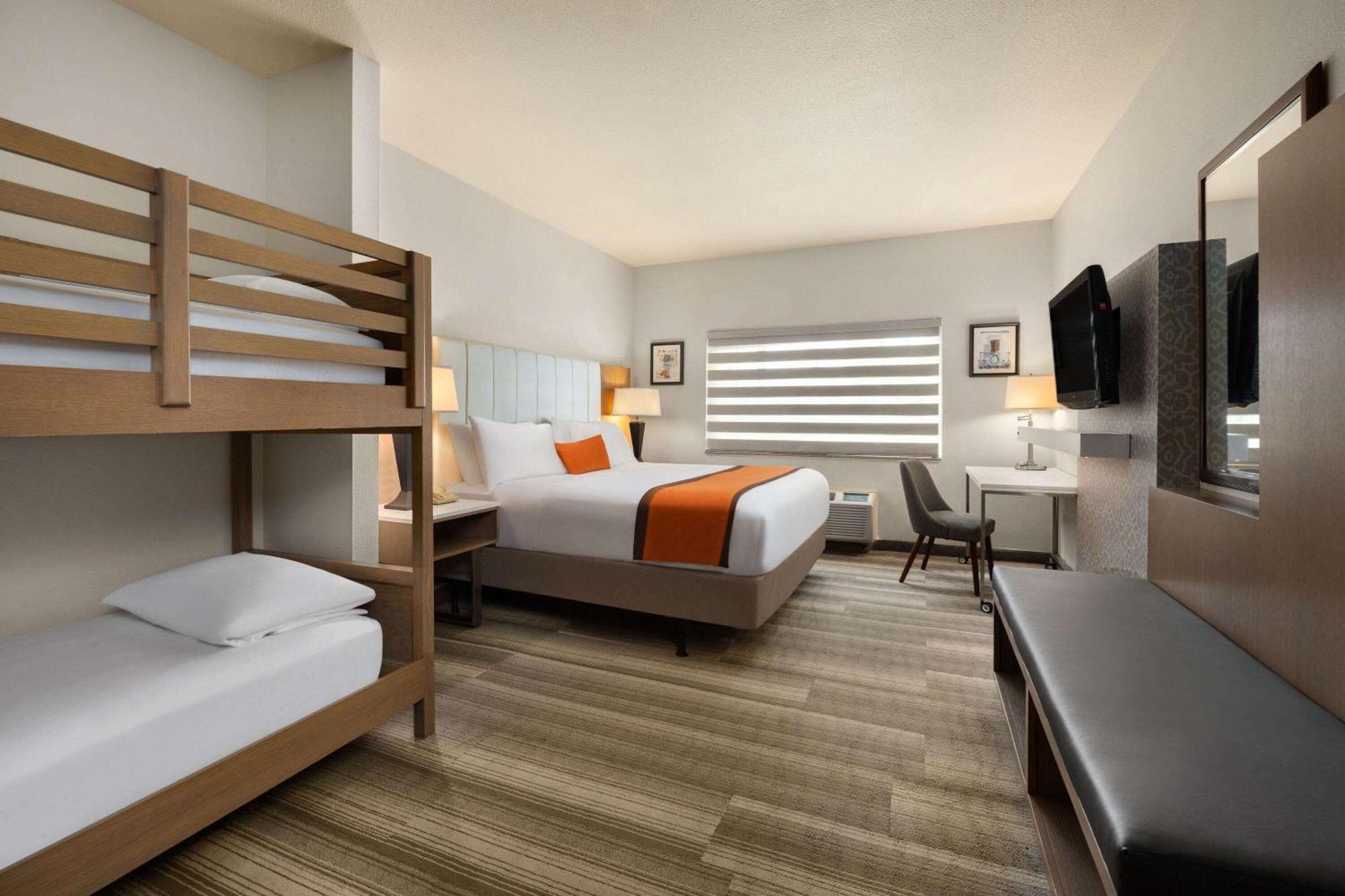 Hotel Marguerite South Anaheim - Garden Grove, Trademark Collection By Wyndham Экстерьер фото
